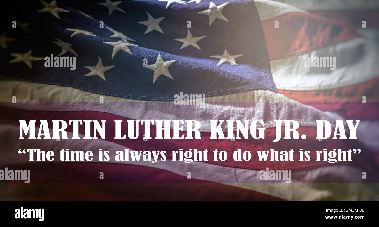 Martin Luther King Jr. Ein Feiertag. MLK-Zitat, Text auf US-Flaggenhintergrund. Es ist immer der richtige Zeitpunkt, das Richtige zu tun Stockfoto