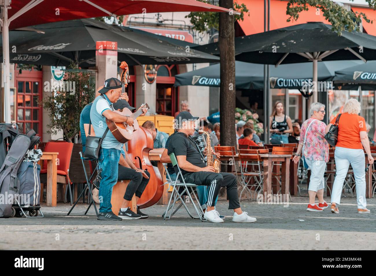 29. Juli 2022, Köln, Deutschland: Straßenmusikband spielt und tritt für Touristen auf dem Altstädter Platz auf Stockfoto