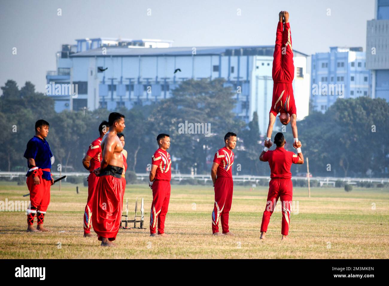 Kalkutta, Indien. 15.. Dezember 2022. Im Royal Calcutta Turf Club (RCTC) treten Beamte der indischen Armee während der bevorstehenden „Vijay Diwas“-Feiern auf. Vijay Diwas' wird jedes Jahr am 16. Dezember gefeiert, um den Sieg der indischen Streitkräfte über Pakistan im Bangladesch-Befreiungskrieg von 1971 zu ehren. Das Eastern Command der indischen Armee feiert den Vijay Diwas ( Victory Day), der am 16. Dezember stattfindet, um dem Indian Armed Forces Victory im Bangladesch Liberation war (Befreiungskrieg der indischen Streitkräfte) sowie der Bangladesch Army gegen Pakistan im Jahr 1971 zu gedenken. Kredit: SOPA Images Limited/Alamy Live News Stockfoto