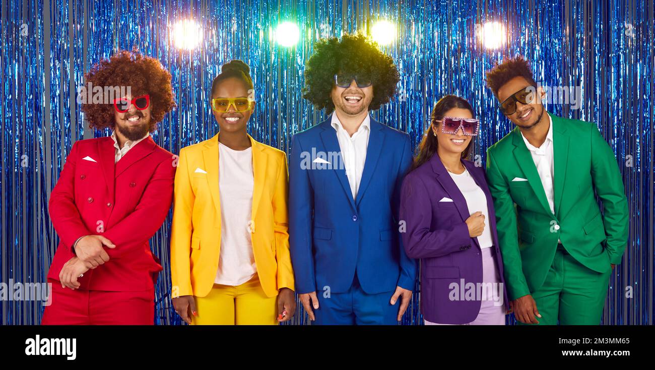 Banner mit lachenden Menschen in einer sonnenbrille im gangnam-Stil auf blauem, glänzendem Hintergrund mit Lichtern. Stockfoto