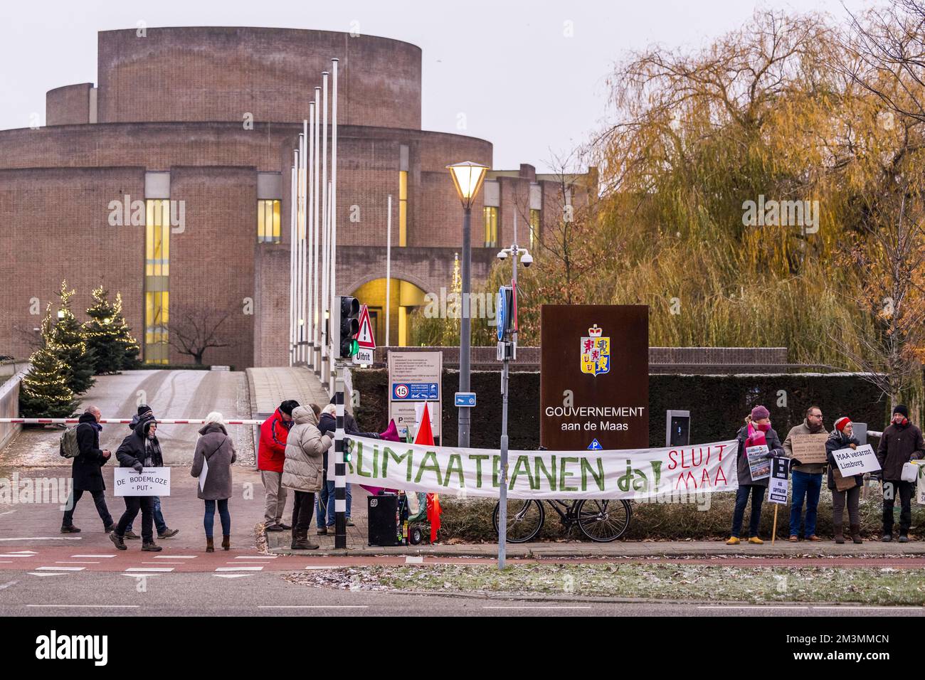 MAASTRICHT - Gegner des Flughafens Maastricht-Aachen (MAA) demonstrieren vor der Parlamentssitzung der Regierung in Maastricht vor der Landesregierung von Limburg. Die Provinzregierung trifft heute eine Entscheidung über die Zukunft des Flughafens. ANP MARCEL VAN HOORN niederlande Out - belgien Out Credit: ANP/Alamy Live News Stockfoto