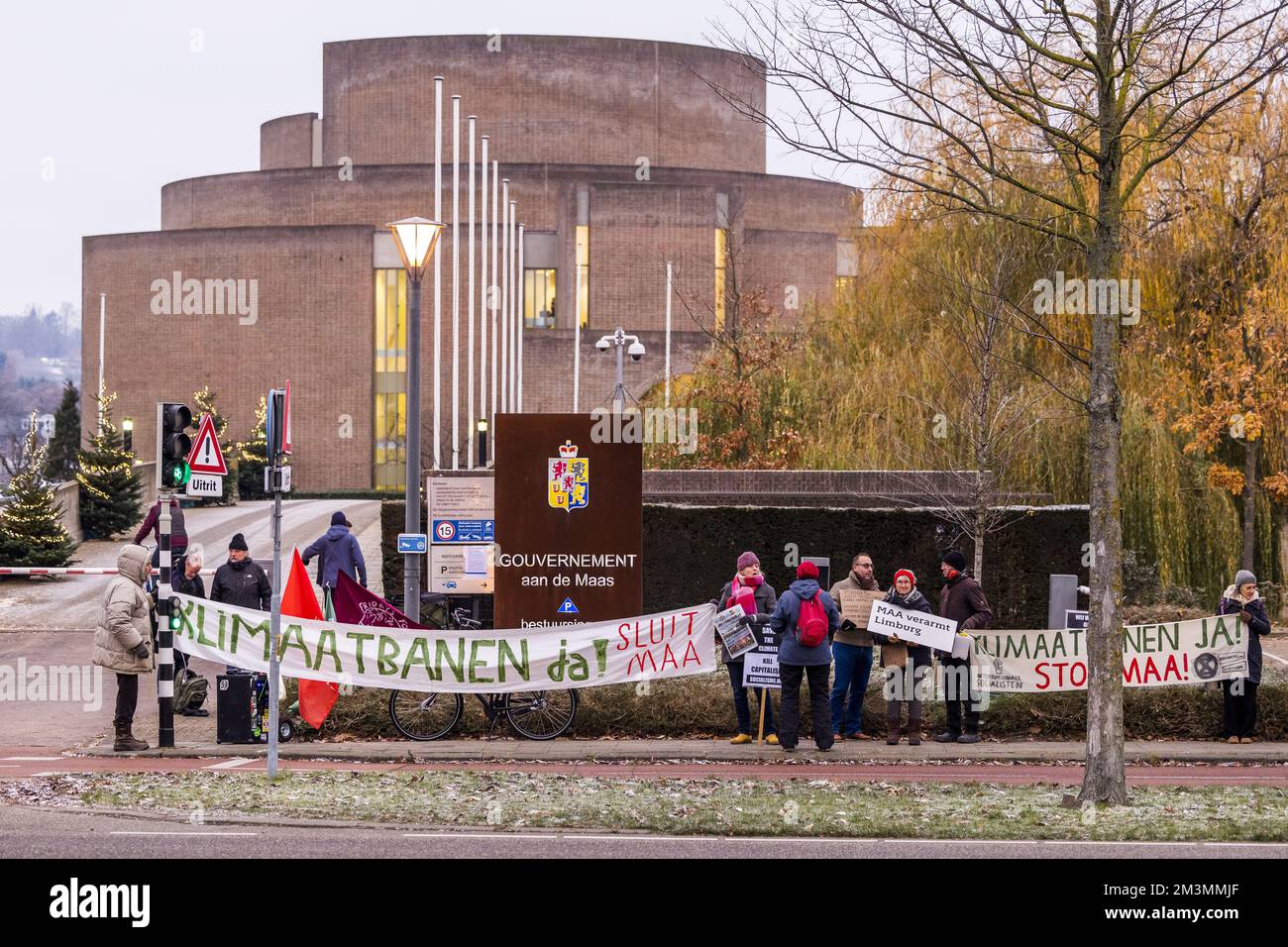 MAASTRICHT - Gegner des Flughafens Maastricht-Aachen (MAA) demonstrieren vor der Parlamentssitzung der Regierung in Maastricht vor der Landesregierung von Limburg. Die Provinzregierung trifft heute eine Entscheidung über die Zukunft des Flughafens. ANP MARCEL VAN HOORN niederlande Out - belgien Out Credit: ANP/Alamy Live News Stockfoto