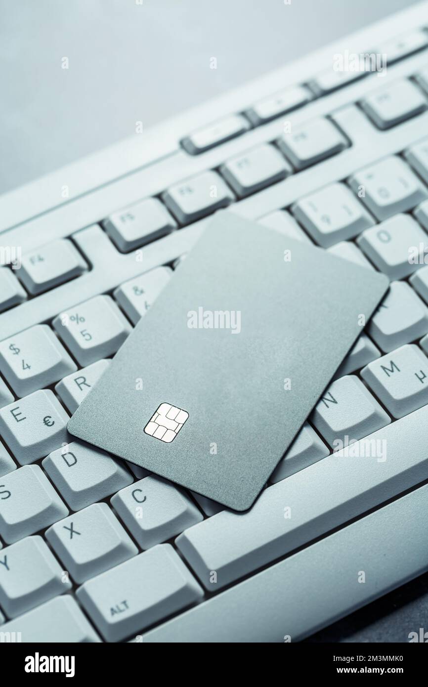 Online-Kreditkartenzahlung für Einkäufe in Online-Shops und Online-Shopping, Nahaufnahme der Kreditkarte, Vorlagenmodell Stockfoto