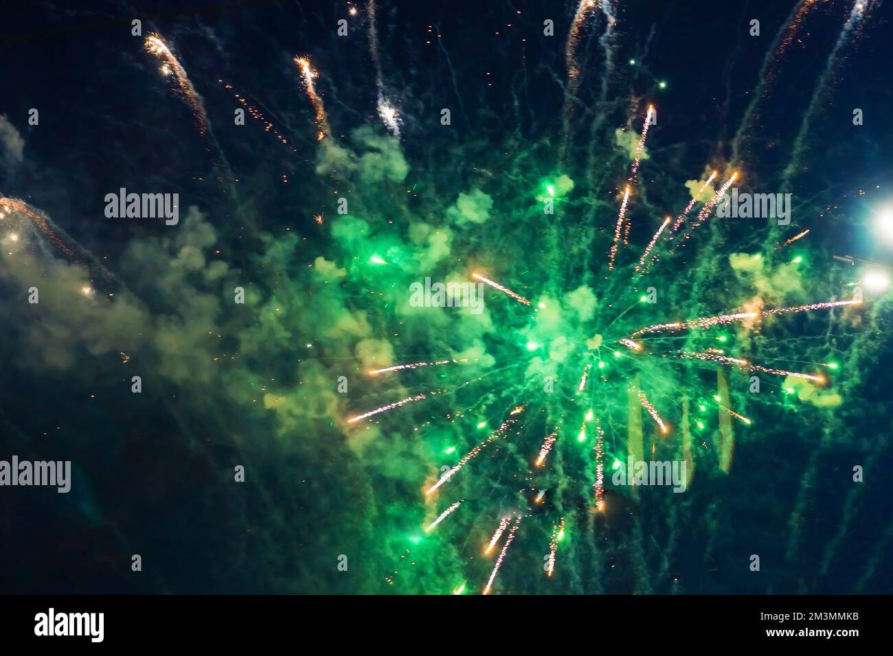 Grünes, helles Feuerwerk vor dem Hintergrund des Nachthimmels. Stockfoto