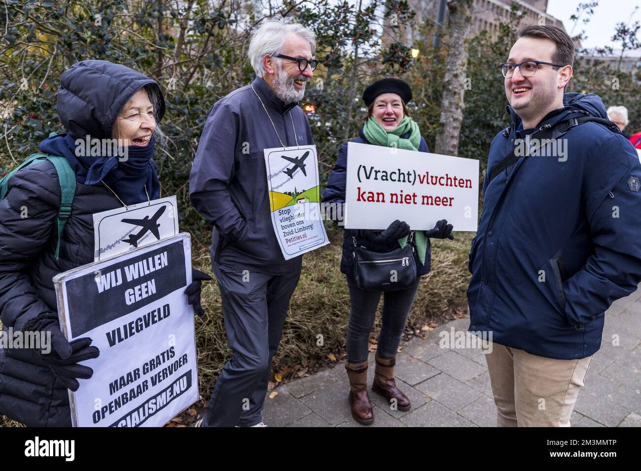 MAASTRICHT - Gegner des Flughafens Maastricht-Aachen (MAA) demonstrieren vor der Parlamentssitzung der Regierung in Maastricht vor der Landesregierung von Limburg. Die Provinzregierung trifft heute eine Entscheidung über die Zukunft des Flughafens. ANP MARCEL VAN HOORN niederlande Out - belgien Out Credit: ANP/Alamy Live News Stockfoto