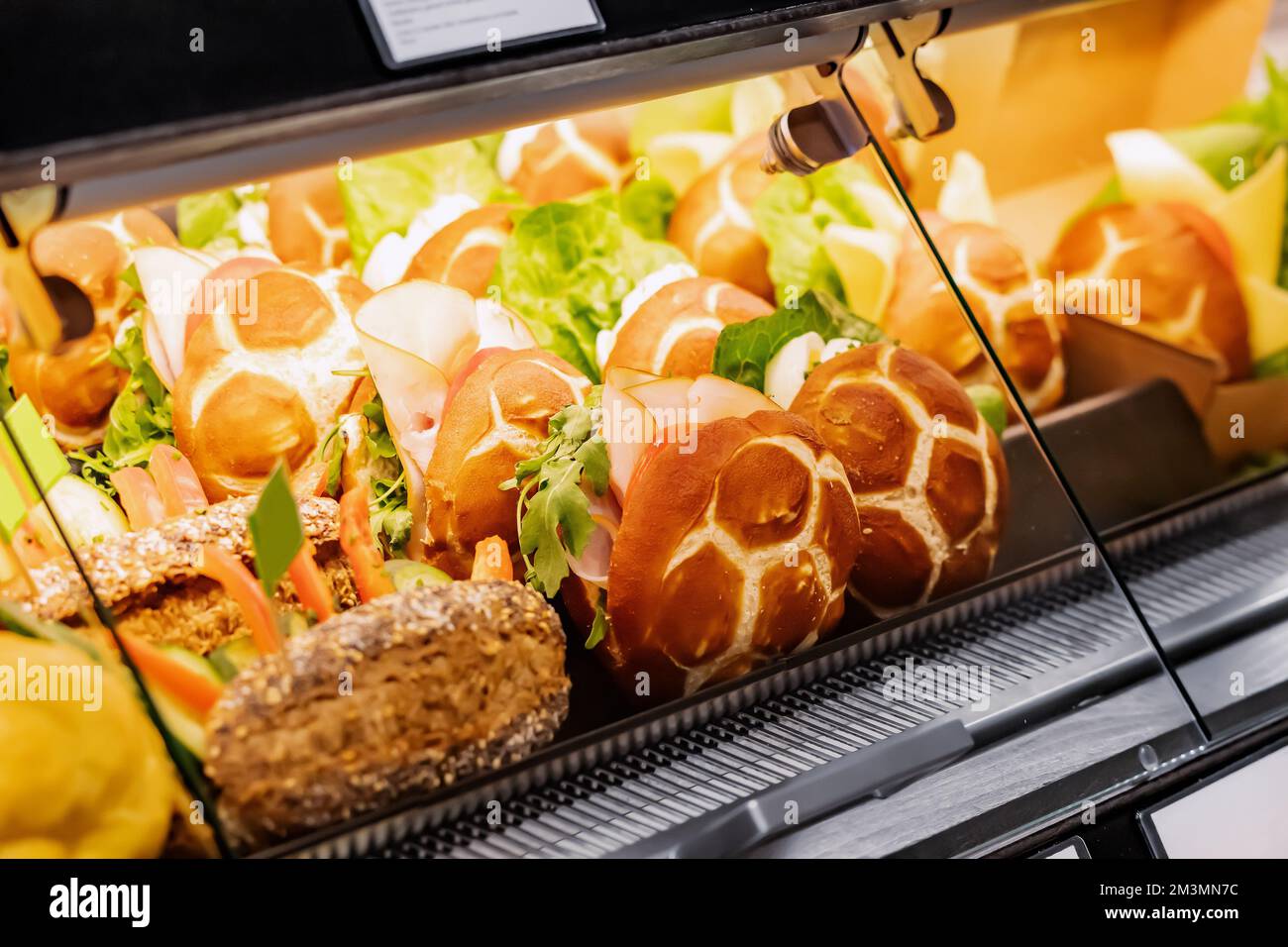Auswahl an leckeren Sandwiches mit verschiedenen Füllungen im ...