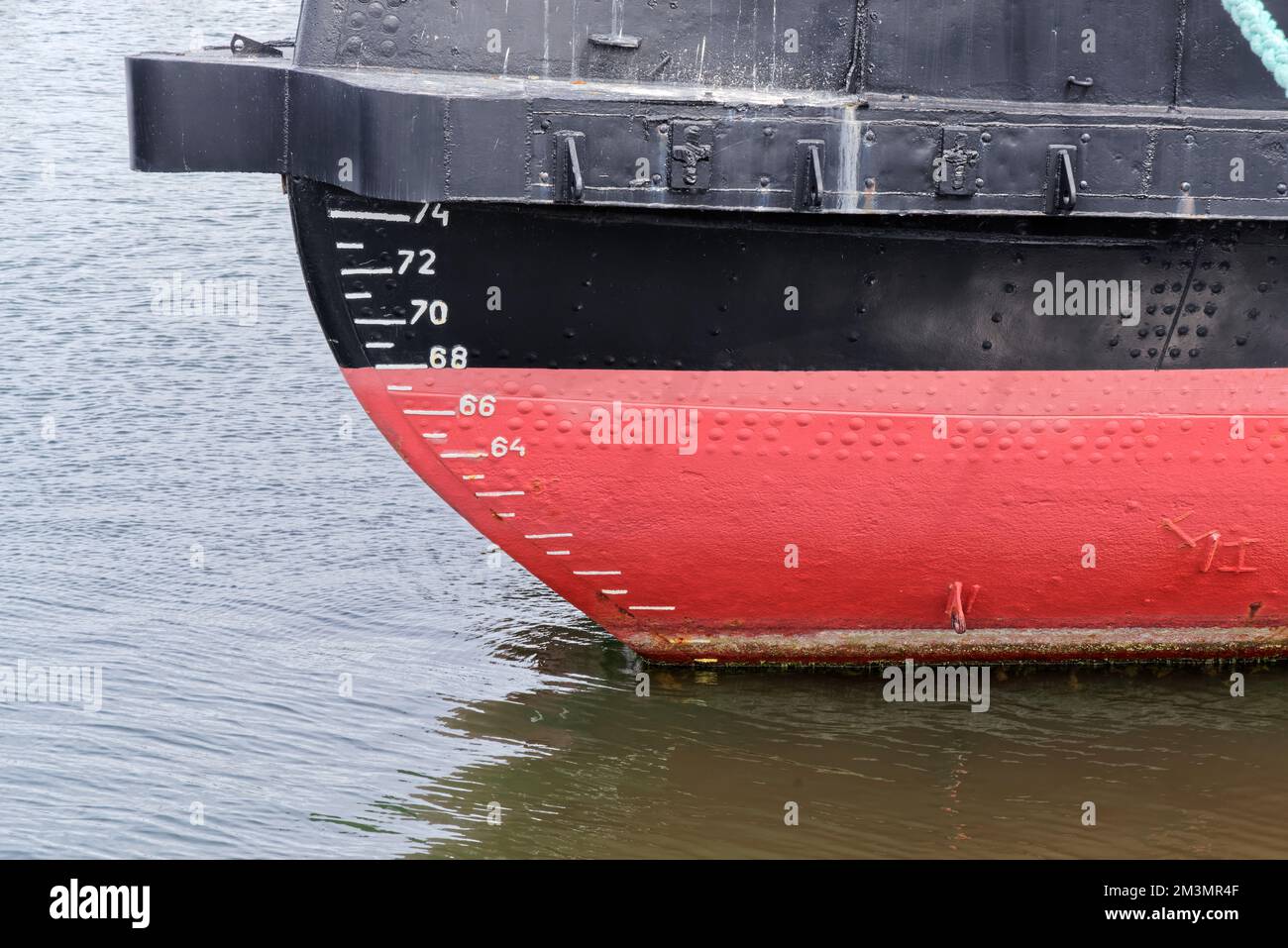 Nahaufnahme der Wasserlinienmarkierungen am Bug des Schiffes Stockfoto