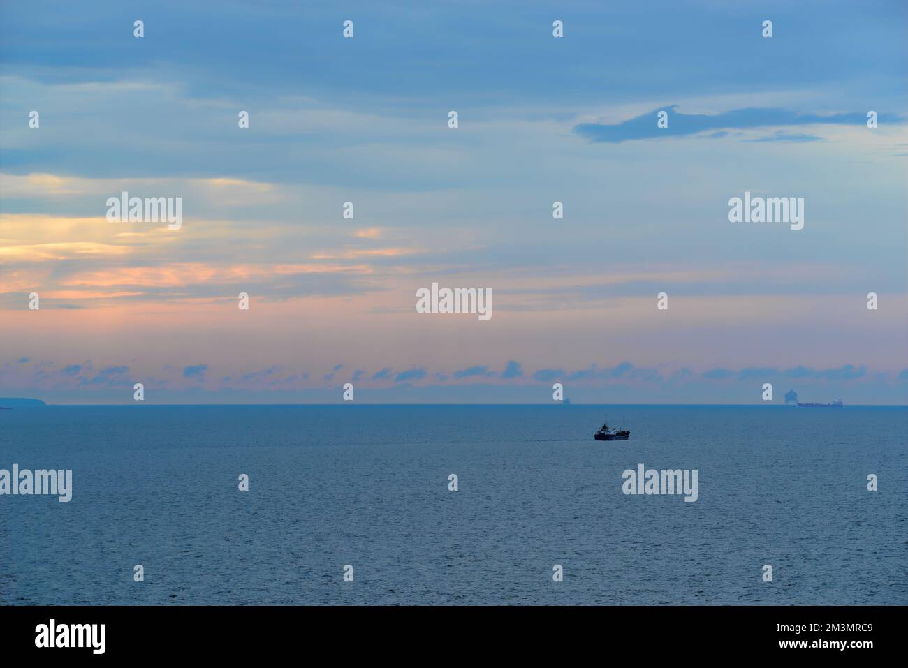 Panoramablick auf das Meer und das Schiff am Horizont über dem Wasser Stockfoto