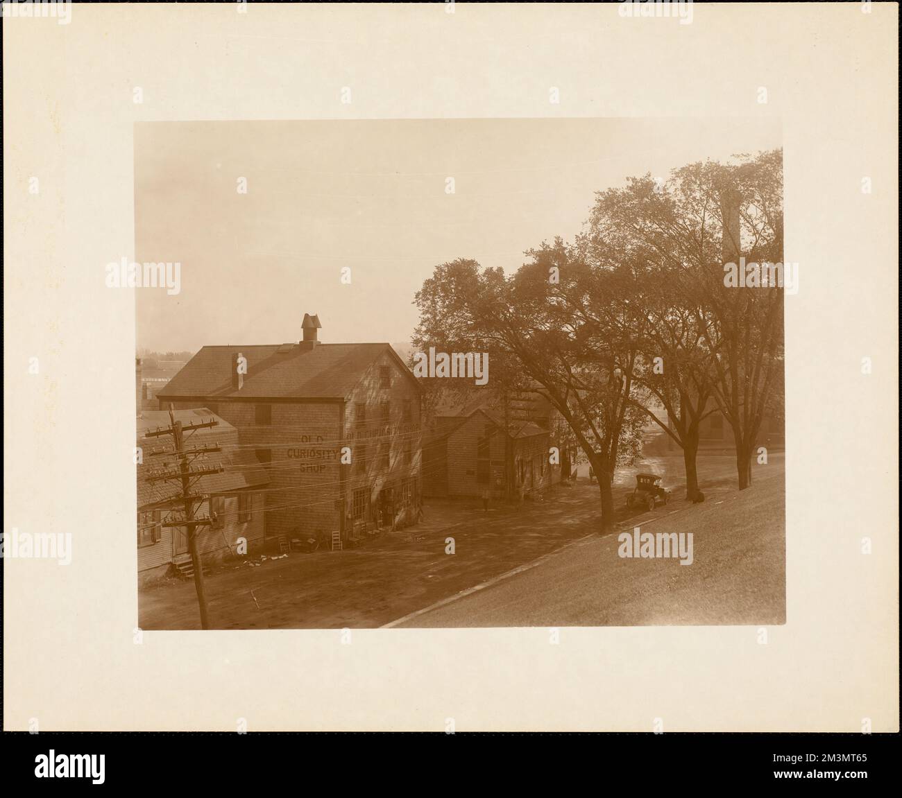Plymouth, MA, Blick auf die Straße einschließlich des 'Old Curiosity Shop', ca. 1920, Geschäfte und Geschäfte, Straßen. Plymouth Tercentenary Fotos Stockfoto