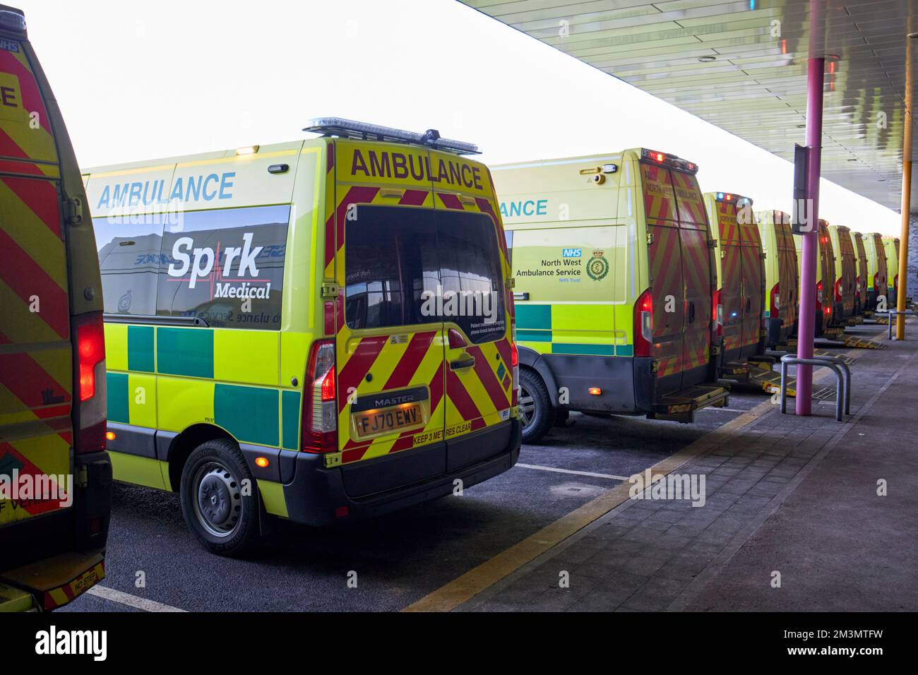 Schlange der Krankenwagen vor dem aintree Universitätskrankenhaus Fazakerley an einem geschäftigen dezember Tag der Krankenschwestern schlägt liverpool england uk Stockfoto