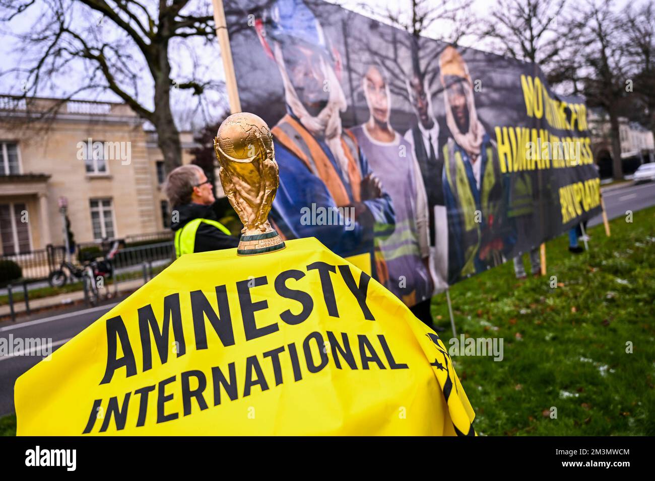 Brüssel, Belgien. 16.. Dezember 2022. Abbildung zeigt einen Protest von Amnesty International vor der katarischen Botschaft am Internationalen Tag der Migranten, Freitag, den 16. Dezember 2022 in Brüssel. Zwei Tage vor dem WM-Finale wiederholt Amnesty International seine Appelle an die FIFA und Katar, die Menschenrechtsverletzungen gegen Wanderarbeitnehmer zu beenden und ein Wiedergutmachungsprogramm für sie aufzustellen. BELGA FOTO LAURIE DIEFFEMBACQ Kredit: Belga News Agency/Alamy Live News Stockfoto