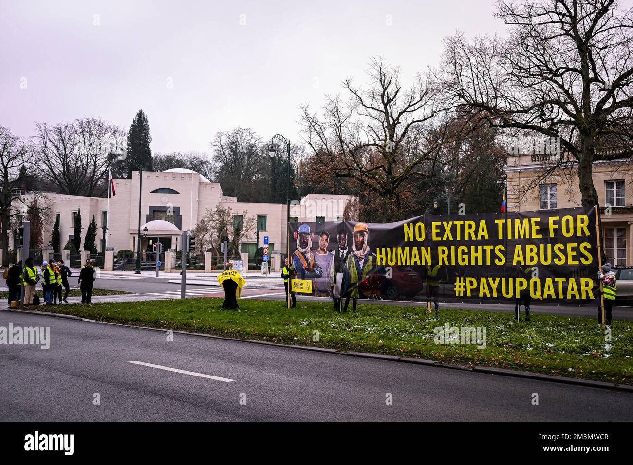 Brüssel, Belgien. 16.. Dezember 2022. Abbildung zeigt einen Protest von Amnesty International vor der katarischen Botschaft am Internationalen Tag der Migranten, Freitag, den 16. Dezember 2022 in Brüssel. Zwei Tage vor dem WM-Finale wiederholt Amnesty International seine Appelle an die FIFA und Katar, die Menschenrechtsverletzungen gegen Wanderarbeitnehmer zu beenden und ein Wiedergutmachungsprogramm für sie aufzustellen. BELGA FOTO LAURIE DIEFFEMBACQ Kredit: Belga News Agency/Alamy Live News Stockfoto