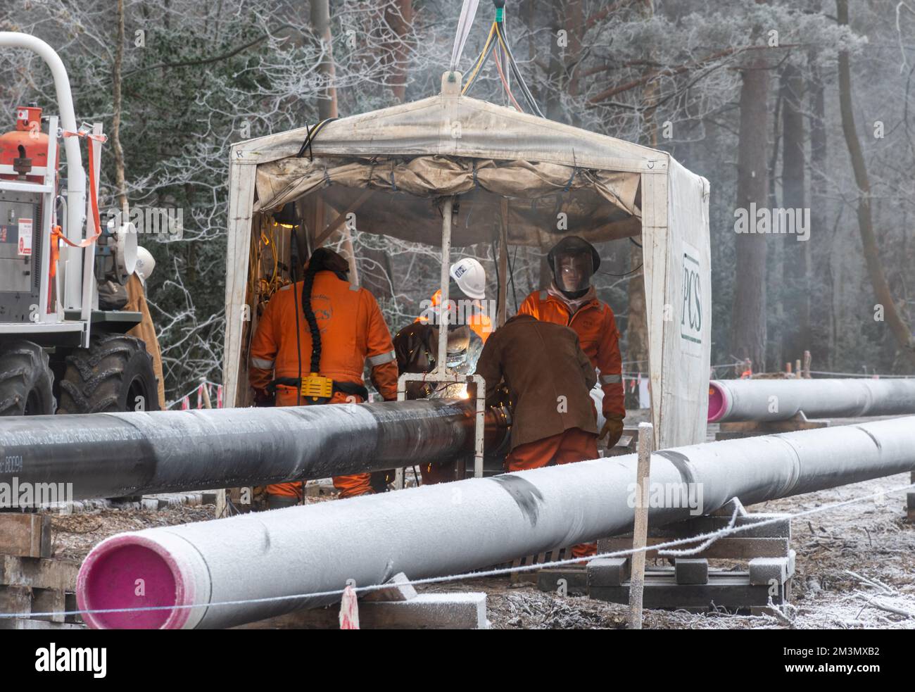 Arbeiter, die an einem Wintermorgen im Dezember 2022 in Surrey, England, an der Ersatz-Flugbenzin-Pipeline arbeiten, im überfrierenden Nebel Stockfoto