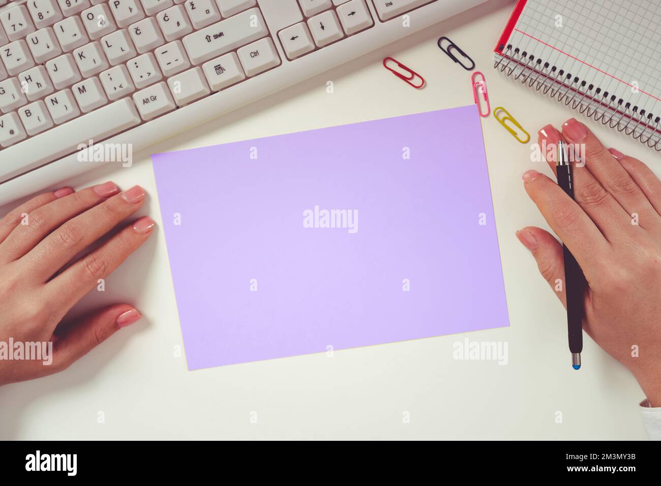 Multiple Assorted Collection Bürobedarf Foto Mit Bleistiften Notizblock Linealschneider Büroklammerhalter Klemmbrett Über Dem Tisch Platziert Stockfoto