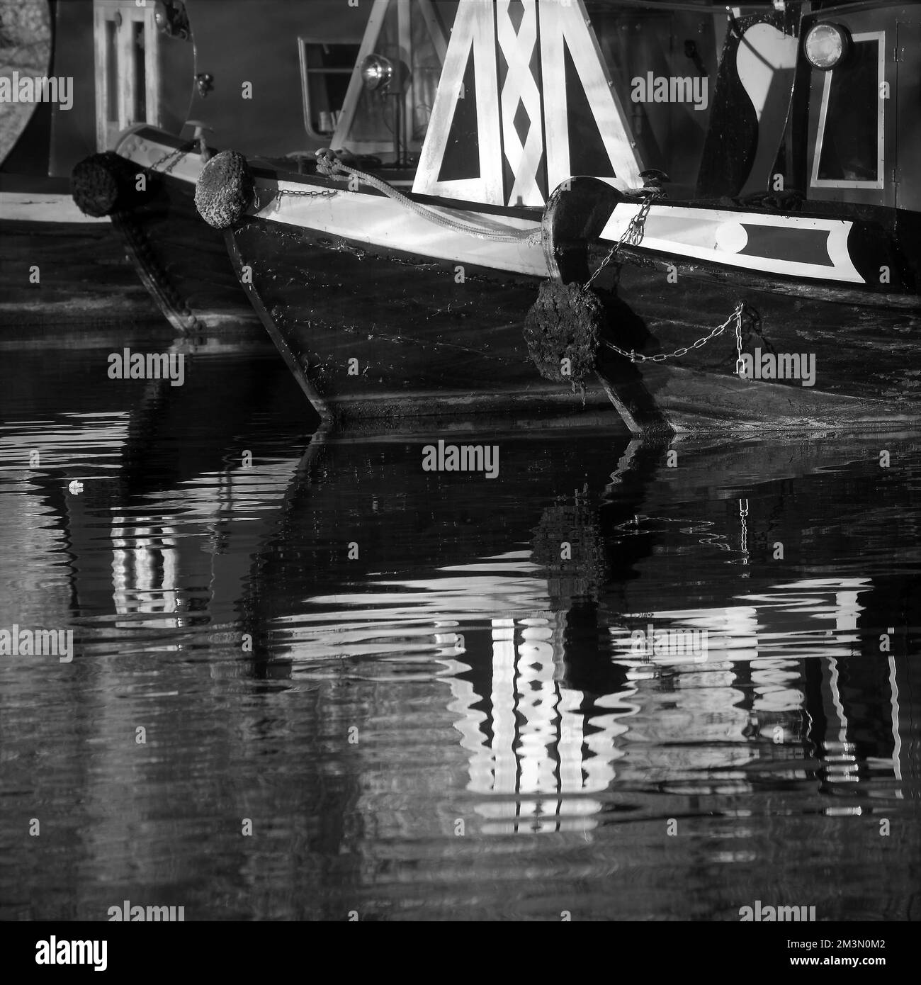 Sepia-Ton Schwarz-Weiß-Foto von Narrowbooten auf den Wasserstraßen von Staffordshire, Sepia-Ton bringt einen veralteten und nostalgischen Blick auf die Szene. Stockfoto
