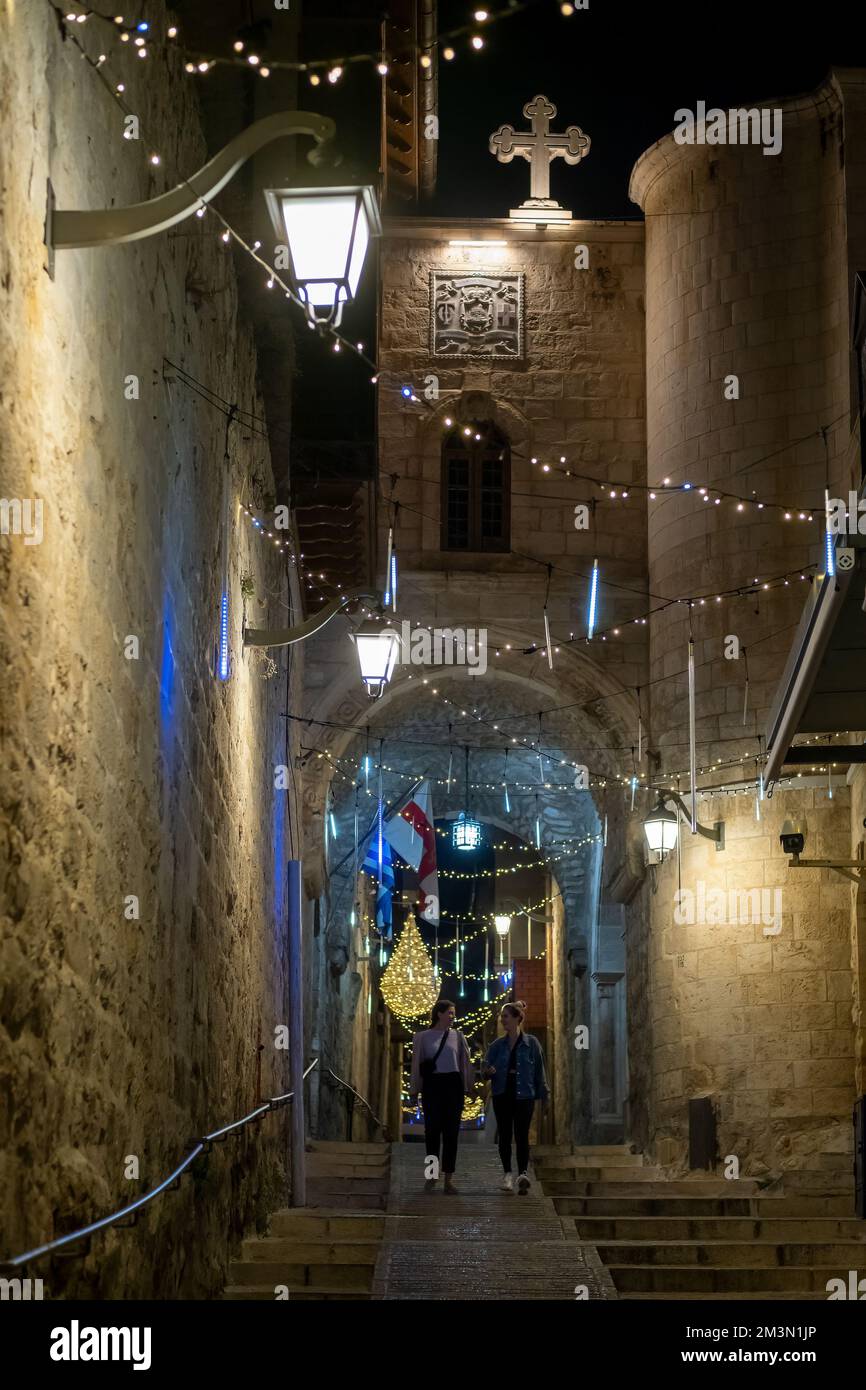 Die Menschen spazieren durch die griechische Patriarchatenstraße, die mit Weihnachtslichtern im christlichen Viertel dekoriert ist. Altstadt Ost-Jerusalem Israel Stockfoto