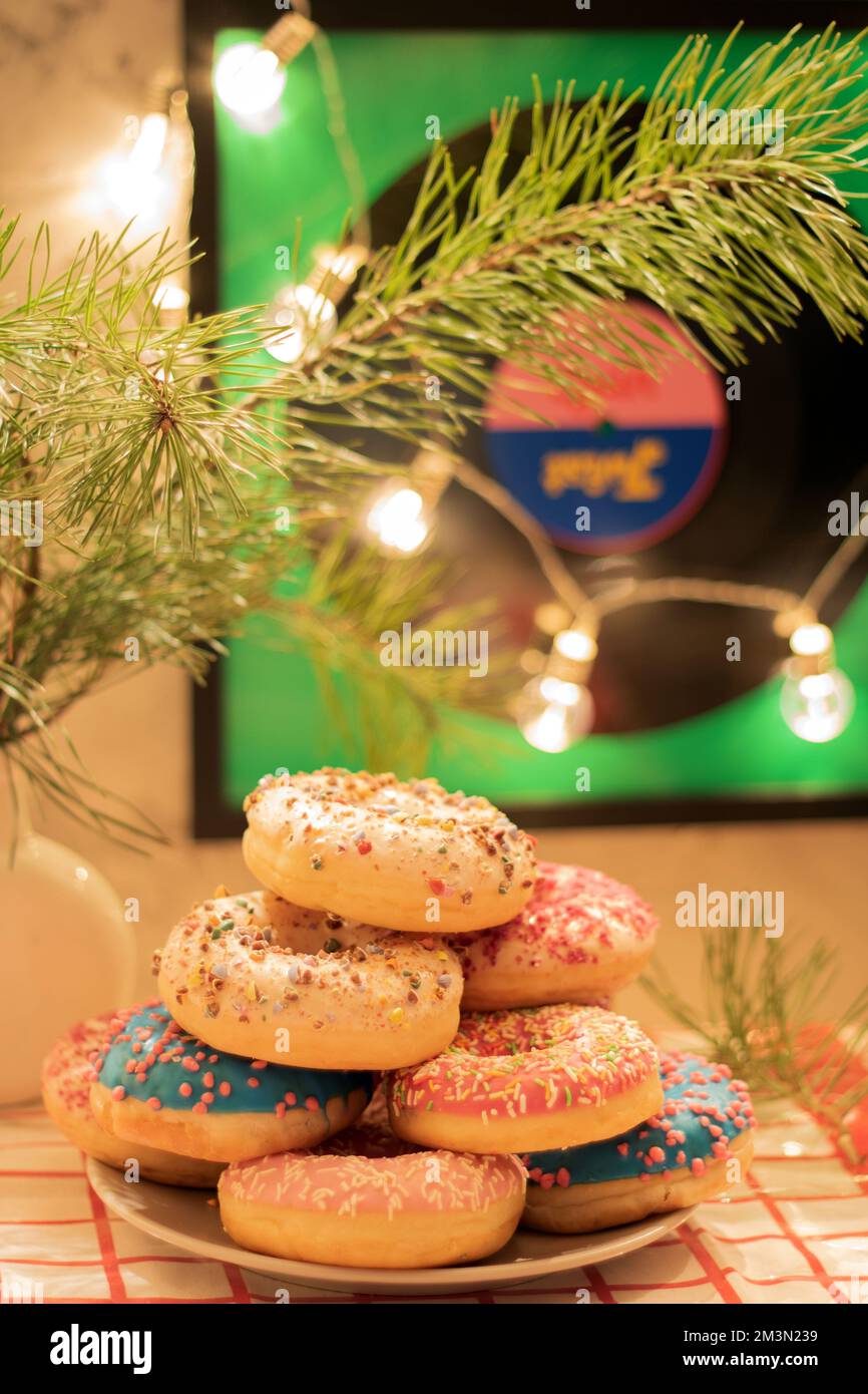 Foto eines Berges von bunten Donuts auf einem Teller Stockfoto