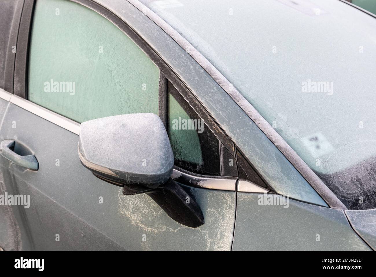 Timoleague, West Cork, Irland. 16.. Dezember 2022. In Irland kam es über Nacht zu einem starken Frost mit Temperaturen von bis zu 5C °C, was dazu führte, dass die Autos heute Morgen vereist waren. Met Eireann hat für das Wochenende milderes Wetter vorhergesagt, mit Regen. Kredit: AG News/Alamy Live News Stockfoto