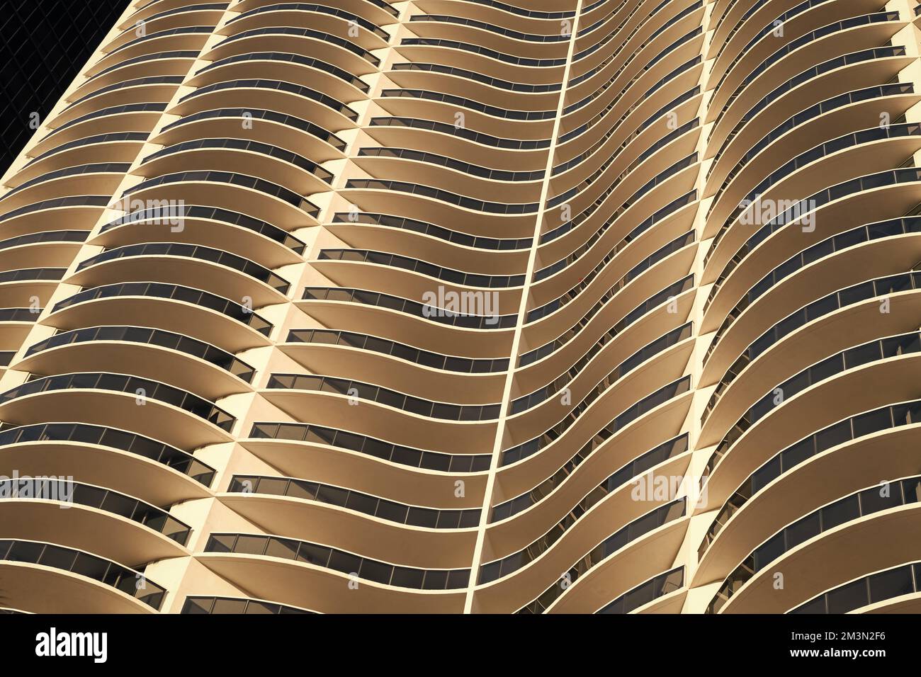 Geometrisches Gebäude. Detaillierte geschwungene wellige Gebäude Hintergrund. Wolkenkratzer moderne Stadt. Stockfoto