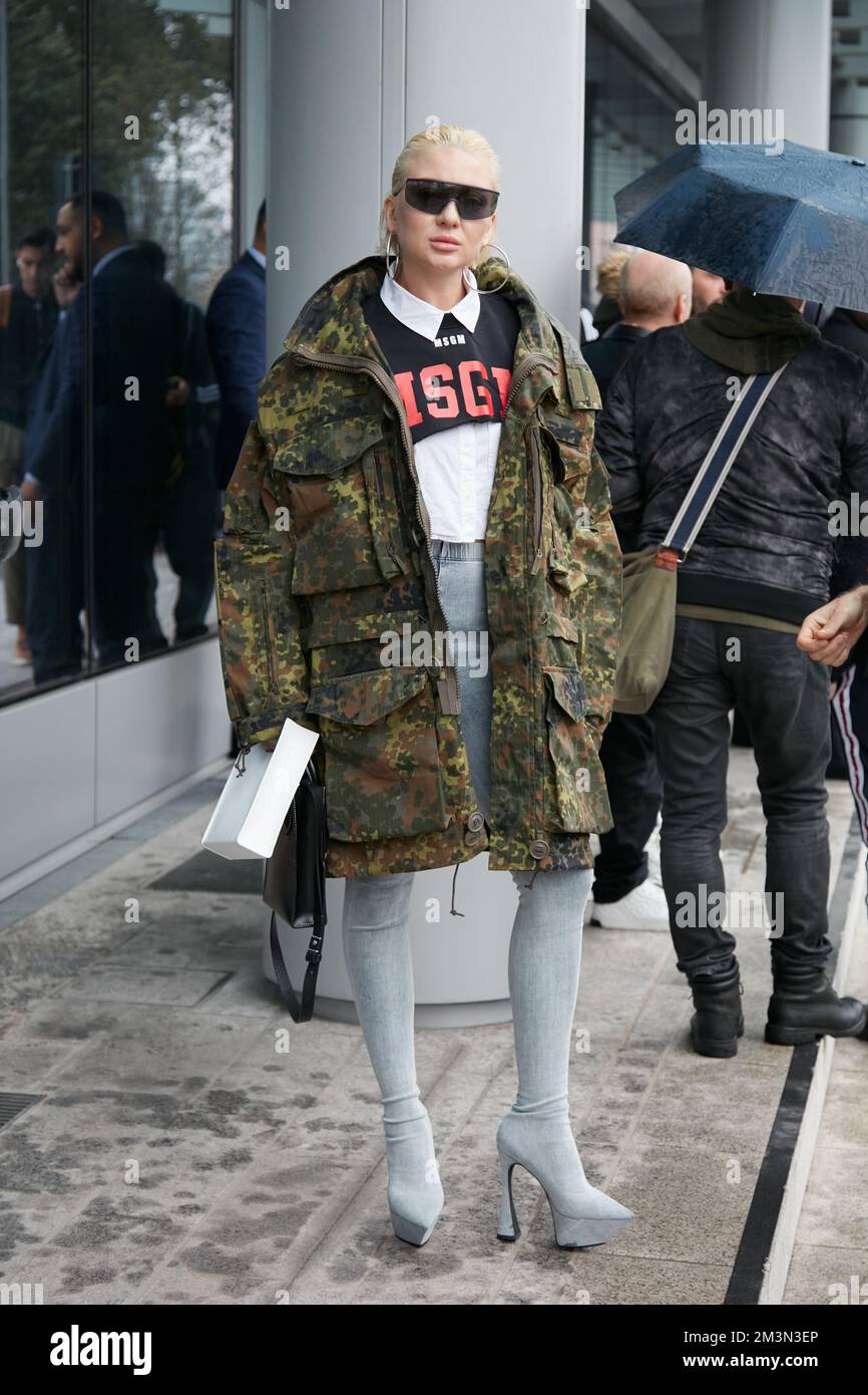 MAILAND, ITALIEN - 24. SEPTEMBER 2022: Frau mit grüner Militärjacke und MSGM-Shirt vor der MSGM-Modenschau, Mailand Fashion Week Street Style Stockfoto