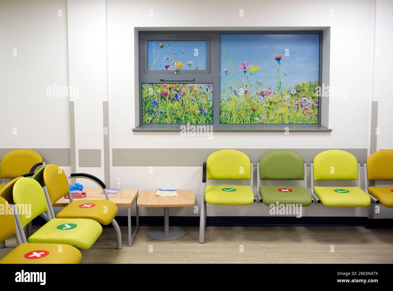 Kreuze und Zecken zeigen an, wo man im Wartezimmer der Intensivstation des Royal Preston Krankenhauses in Lancashire, England, sitzen soll. Am Januar Stockfoto