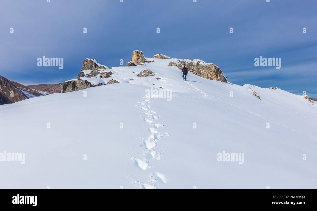 Shagdag, Israel - 12. Oktober 2022: Touristen erklimmen den schneebedeckten Gipfel der schneebedeckten Berge Stockfoto