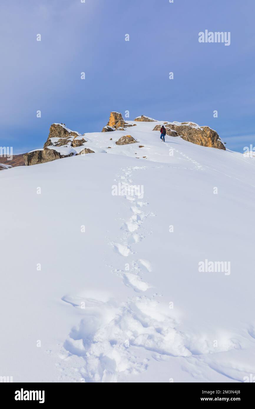 Shagdag, Israel - 12. Oktober 2022: Touristen erklimmen den schneebedeckten Gipfel der schneebedeckten Berge Stockfoto