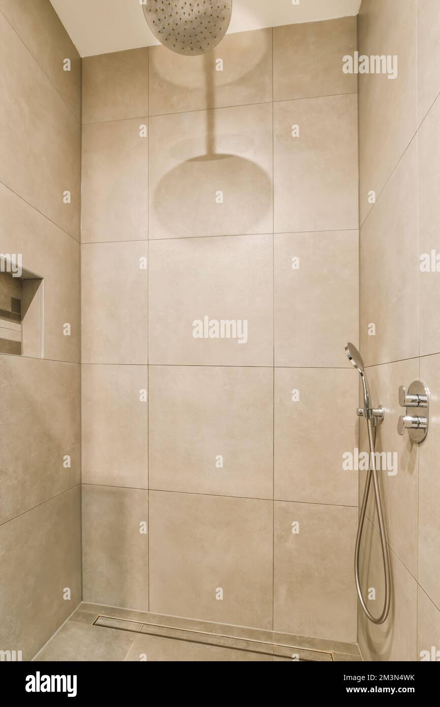 Ein Badezimmer Mit Beigem Fliesenboden Und Einer Uhr Hintergrund  Hintergrundbild zum kostenlosen Download - Pngtree