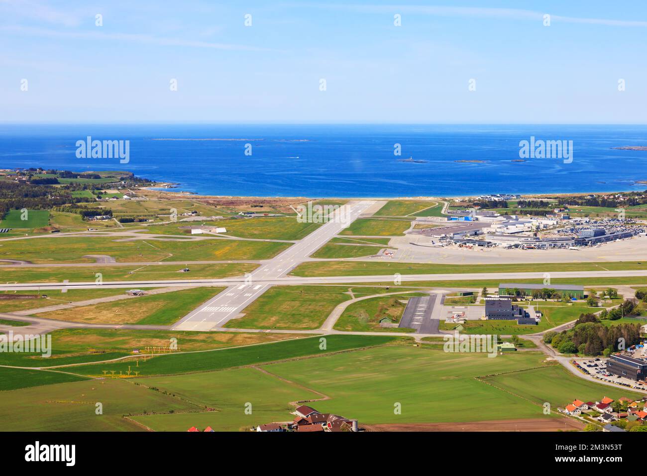 Blick vom Hubschrauber auf den Flughafen Stavanger mit Start- und Landebahn und Terminalgebäuden. , Norwegen Stockfoto