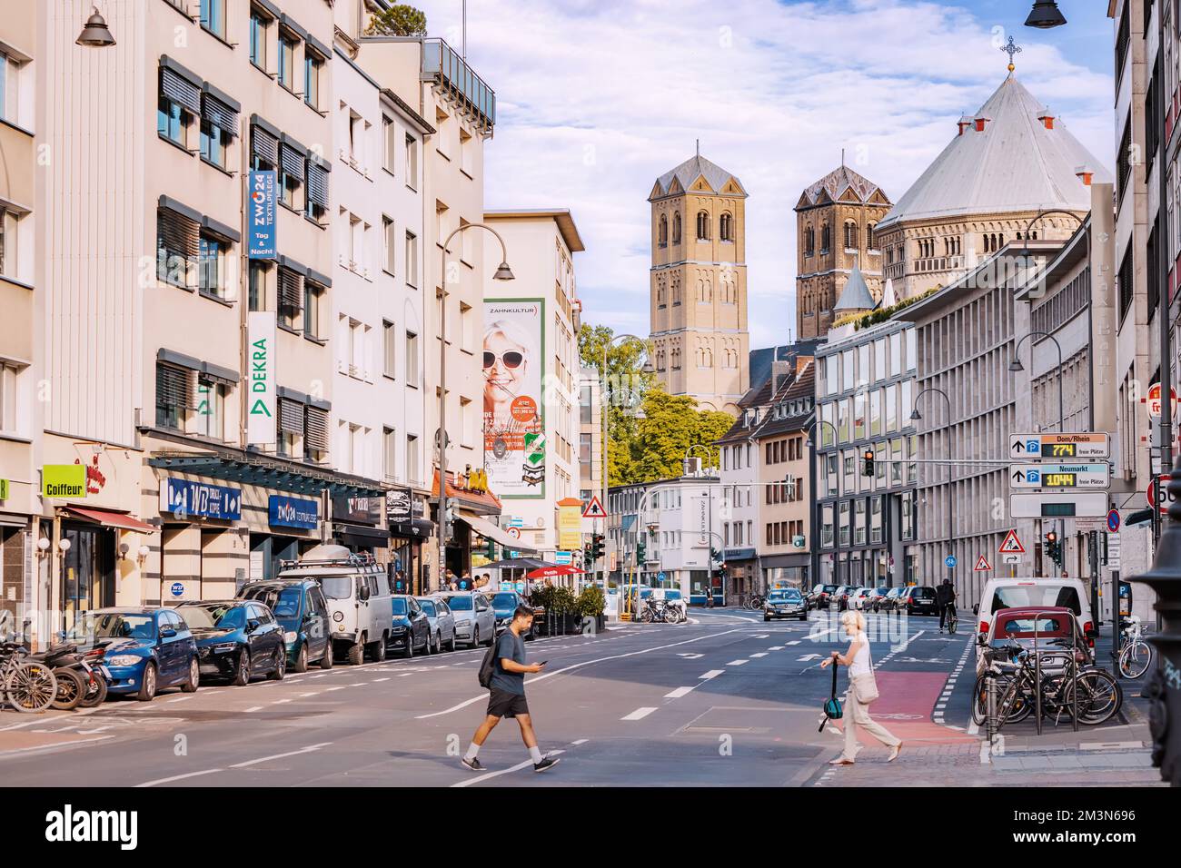 30. Juli 2022, Köln, Deutschland: Blick auf das Stadtleben. Fußgängerzone im Kölner Viertel mit St. Gereon Kirche im Hintergrund Stockfoto