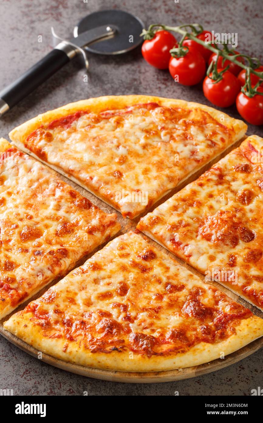New Yorker Pizza ist eine große, dünne Pizza mit Käse- und Tomatensoße ...