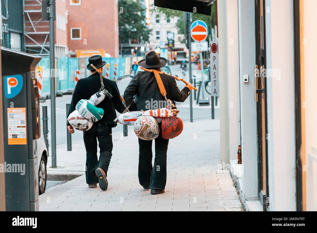 31. Juli 2022, Köln, Deutschland: Schornsteinfeger oder Straßenmusiker in der City Street Stockfoto