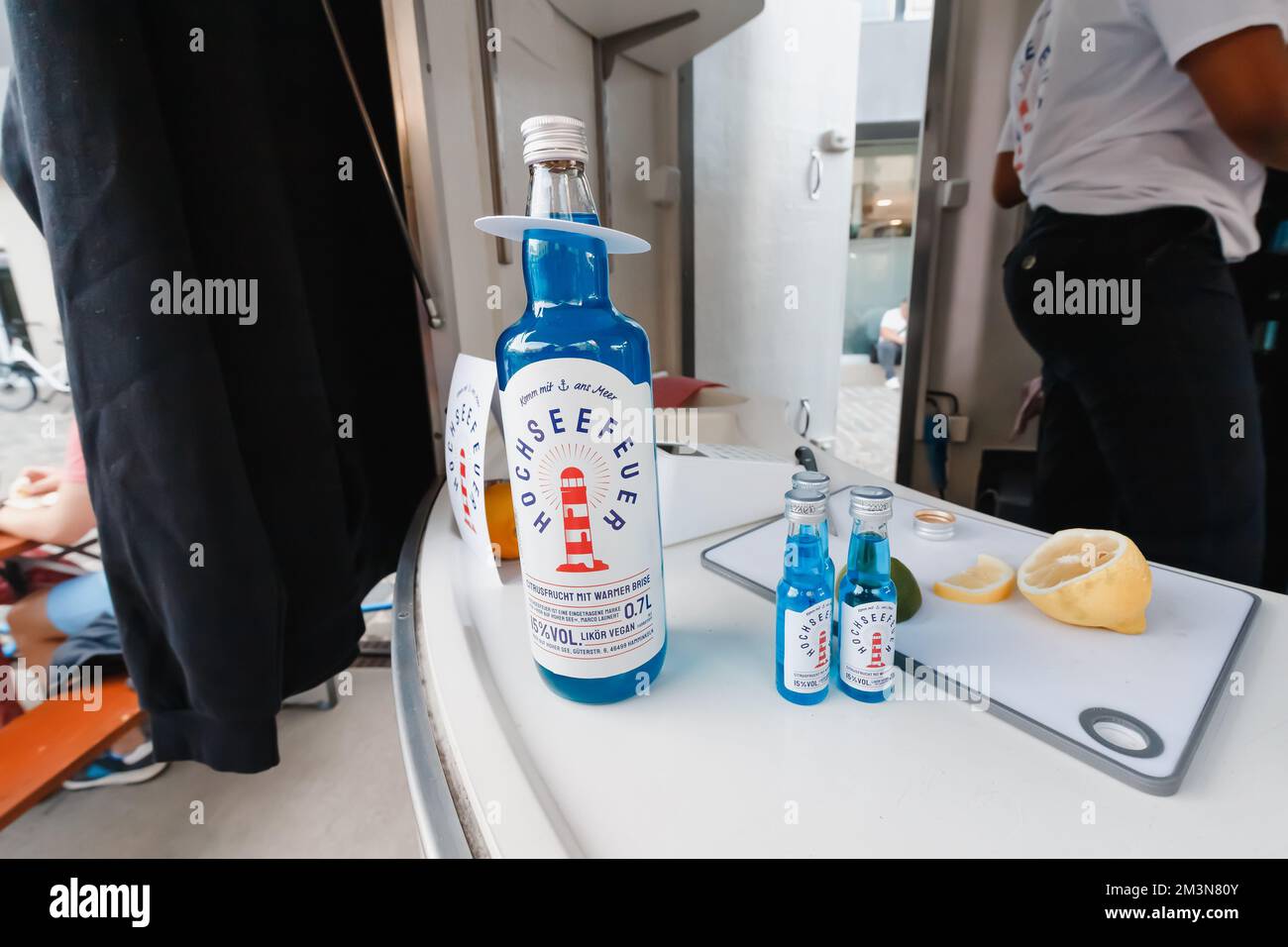 29. Juli 2022, Köln, Deutschland: Hochseefeuer Alkohol Cocktail Stockfoto