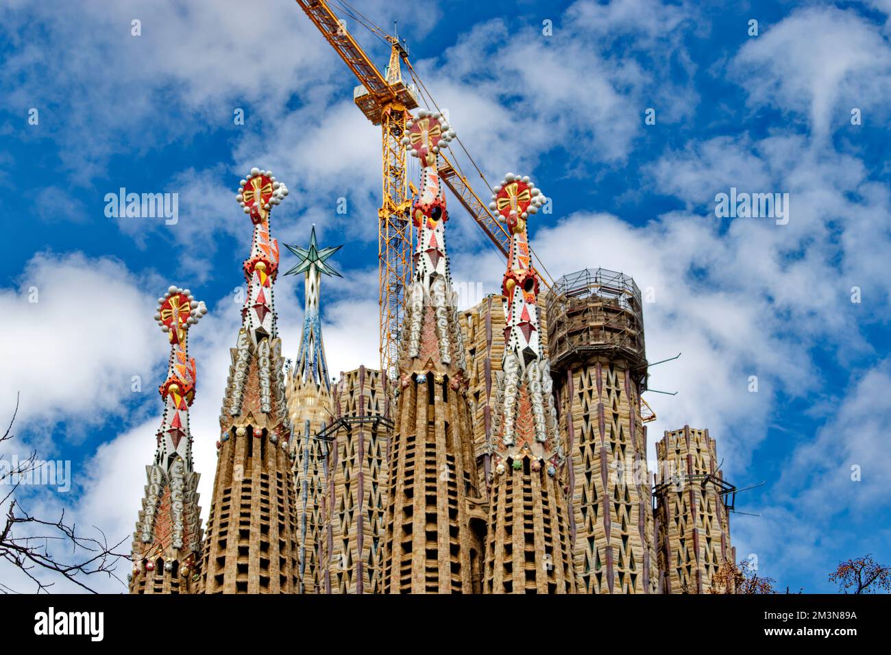 Basílica i Tempel Expiatori de la Sagrada Família Gelber Kran und Bau der bunten Türme Stockfoto