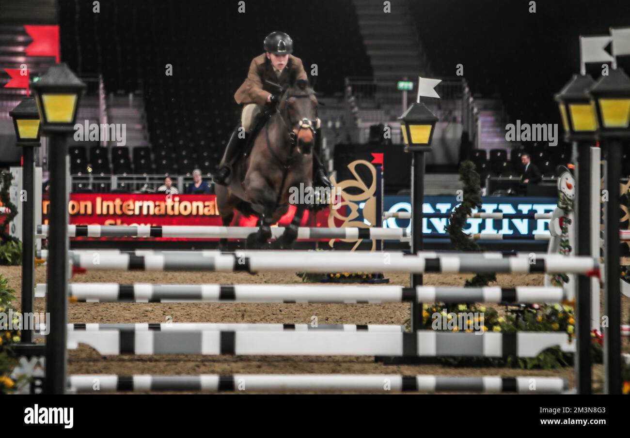 London UK 16. Dez. 2022 Services Jumping Championships, LCpl Laura Charley Riding Ferrar VII Paul Quezada-Neiman/Alamy Live News Stockfoto