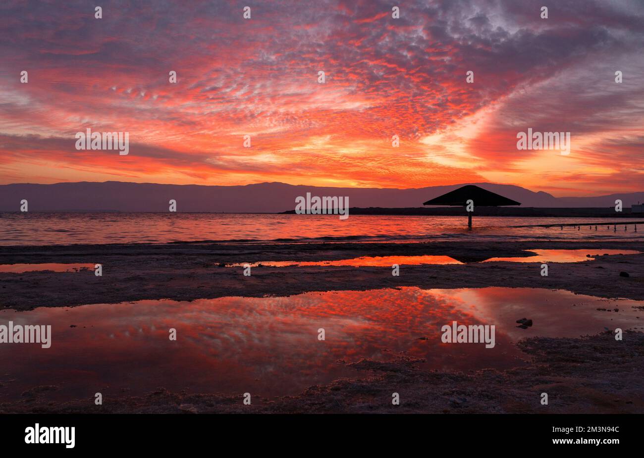 Malerischer Sonnenaufgang am Toten Meer Stockfoto