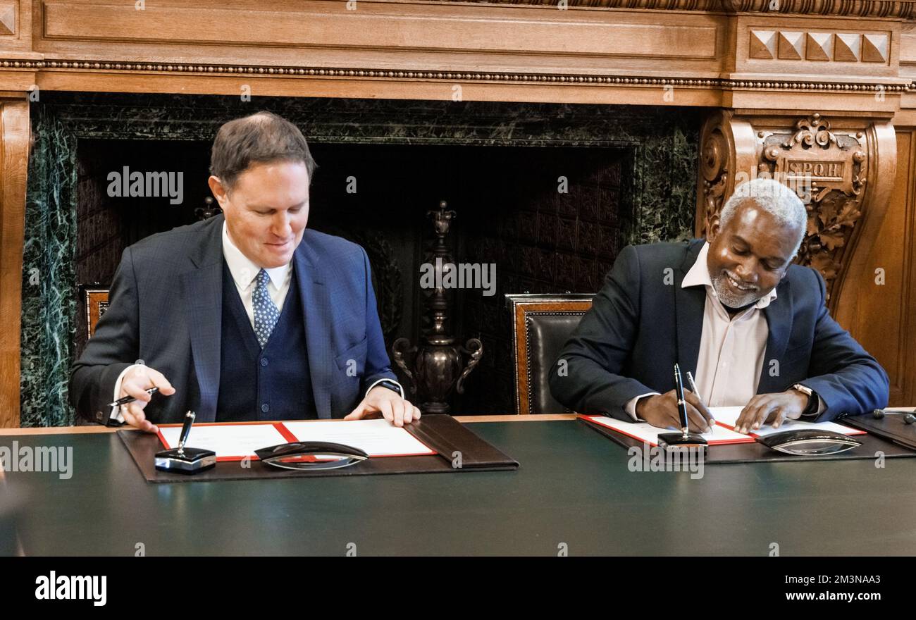 Hamburg, Deutschland. 16.. Dezember 2022. Carsden Brosda (SPD, l), Hamburgs Kultursenator, und Yusuf Maitama Tuggar, Botschafter der Bundesrepublik Nigeria, unterzeichnen ein Abkommen über die Rückgabe von Benin-Bronzen in die Bundesrepublik Nigeria. Zwei Drittel sollen in naher Zukunft zurückgegeben werden, und ein Drittel der Bronze wird in Hamburg ausgeliehen bleiben. Die Kunstwerke haben einen geschätzten Wert von 60 Millionen Euro. Kredit: Markus Scholz/dpa/Alamy Live News Stockfoto