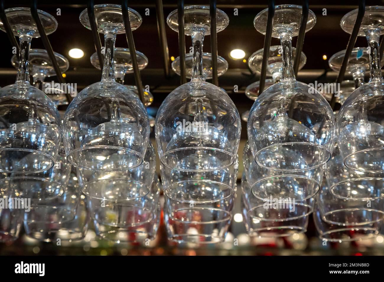 Die Gläser hängen an einer Bar auf, mit geringer Schärfentiefe Stockfoto