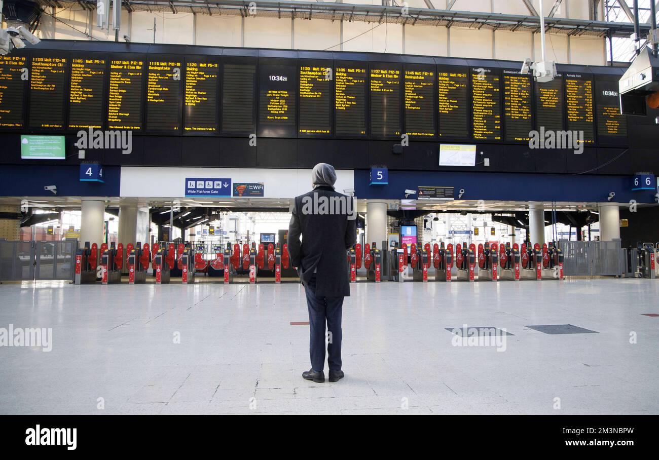 London, Großbritannien. 16.. Dezember 2022. Die Station Waterloo liegt nur noch knapp über eine Woche vor Weihnachten und ist aufgrund der industriellen Aktivitäten von 40.000 Mitgliedern der RMT Union ziemlich ruhig. Die Eisenbahnunternehmen streiken am 13., 14., 16. Und 17.. Dezember. Sie verlangen eine bessere Bezahlung. Kredit: Mark Thomas/Alamy Live News Stockfoto