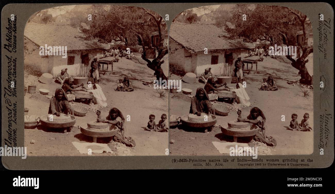 Das primitive indische Heimatleben - hinduistische Frauen, die Getreide mahlen, Hausleben, Getreide, Schleifräder Stockfoto