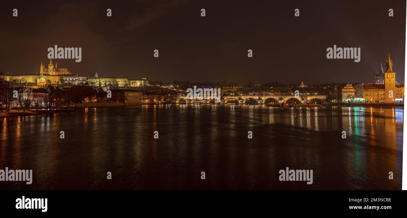 Karlsbrücke in der Nacht Stockfoto