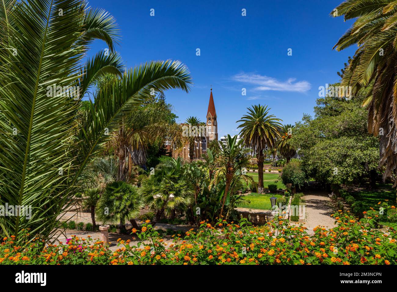 Grüner botanischer Parlamentsgarten in Windhoek, Namibia. Christus-Kirche oder Christus-Kirche. Windhoek, Namibia. Afrika. Stockfoto