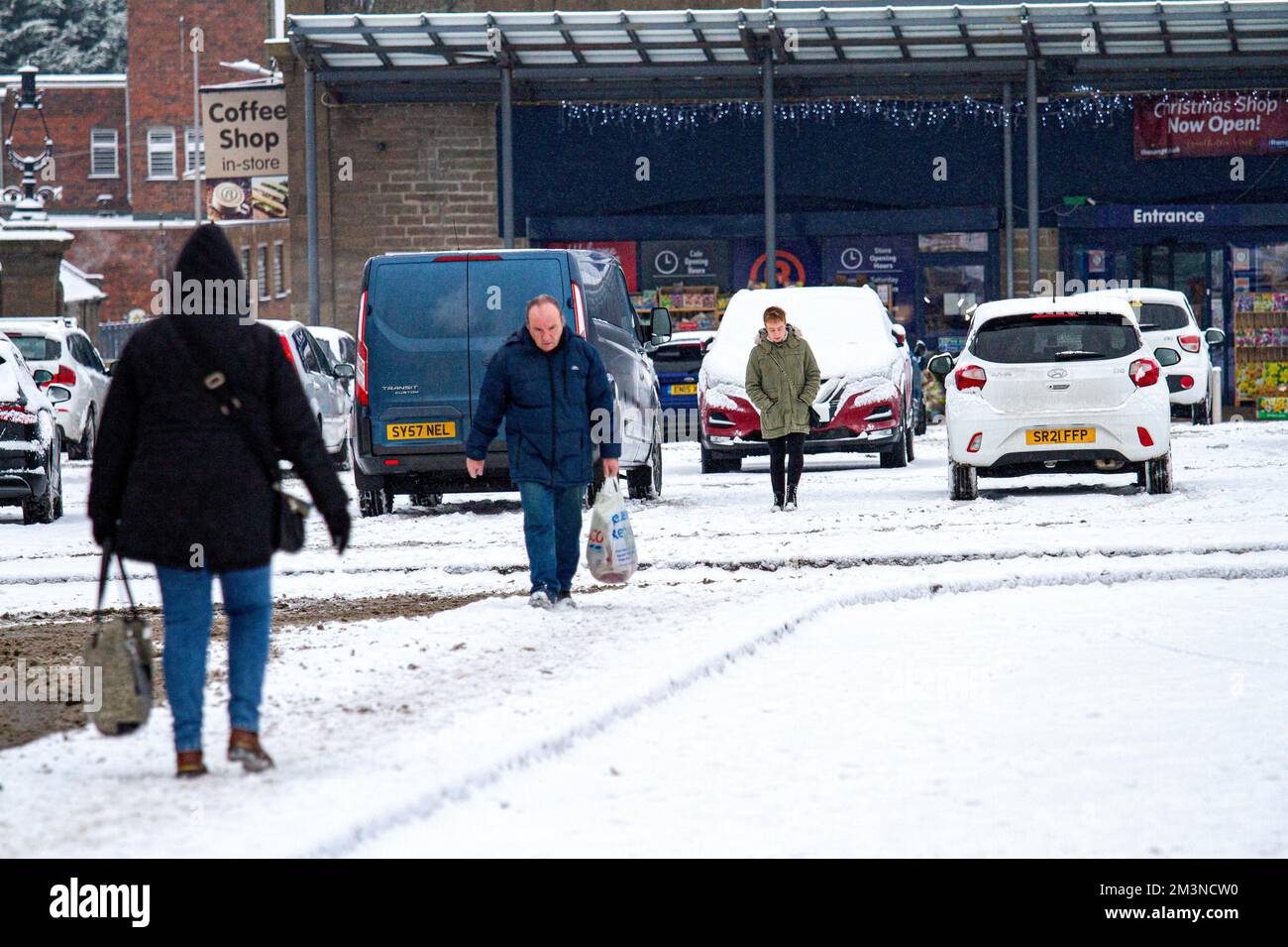 Dundee, Tayside, Schottland, Großbritannien. 16.. Dezember 2022. Wetter in Großbritannien: Die Temperaturen fielen über Nacht deutlich unter den Gefrierpunkt im Nordosten Schottlands, was zu starken Schneeflocken führte, die die Straßen der Stadt bedeckten. Schneefall auf hartem Frost hat extrem gefährliche Bedingungen für Autofahrer und Fußgänger geschaffen, die in Dundee Weihnachtseinkäufe machen. Kredit: Dundee Photographics/Alamy Live News Stockfoto