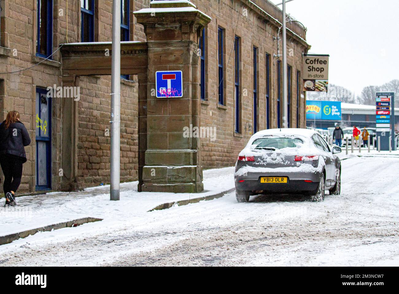 Dundee, Tayside, Schottland, Großbritannien. 16.. Dezember 2022. Wetter in Großbritannien: Die Temperaturen fielen über Nacht deutlich unter den Gefrierpunkt im Nordosten Schottlands, was zu starken Schneeflocken führte, die die Straßen der Stadt bedeckten. Schneefall auf hartem Frost hat extrem gefährliche Bedingungen für Autofahrer und Fußgänger geschaffen, die in Dundee Weihnachtseinkäufe machen. Kredit: Dundee Photographics/Alamy Live News Stockfoto