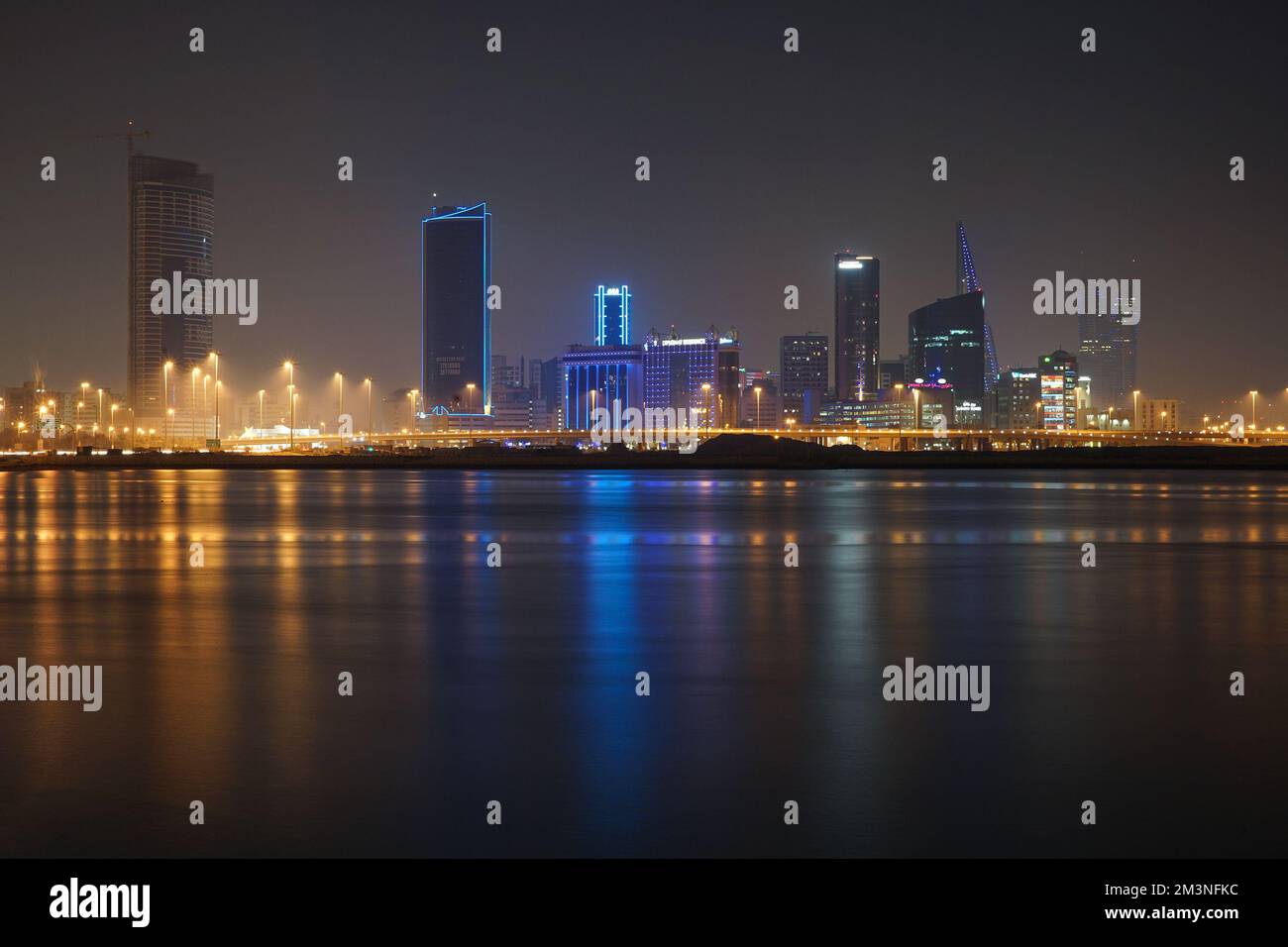 Skyline von Manama bei Nacht Al Ghouse Park, Bahrain Stockfoto