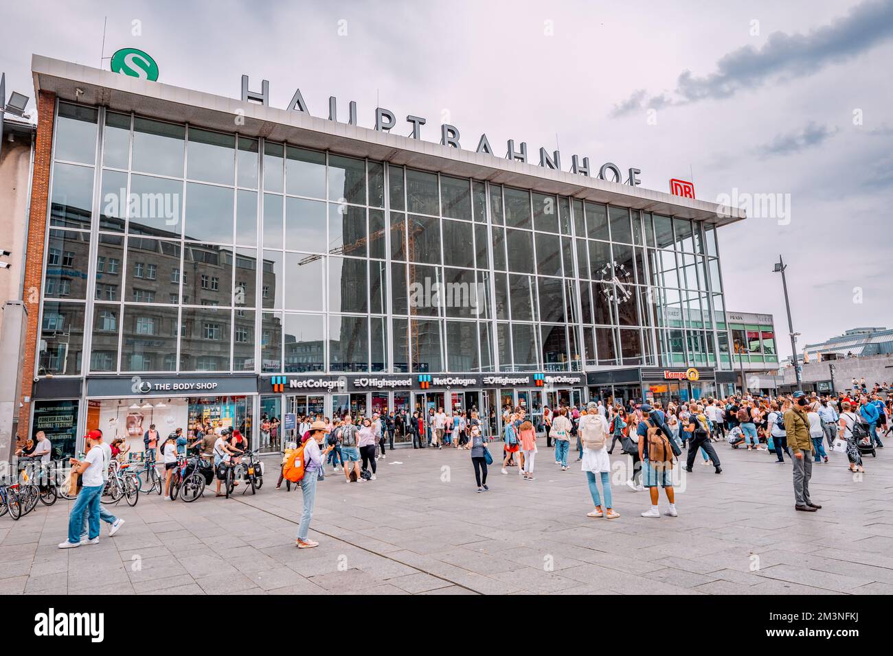 28. Juli 2022, Köln, Deutschland: Touristenmassen in der Nähe des Hauptbahnhofs Stockfoto