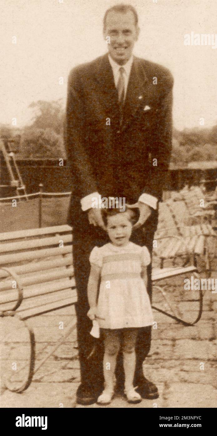 Yvon Petra (1916-1984), französischer Tennisspieler, hier mit seiner kleinen Tochter abgebildet, bevor er 1946 den Wimbledon-Singles-Titel für Männer gewann. Datum: 1946 Stockfoto