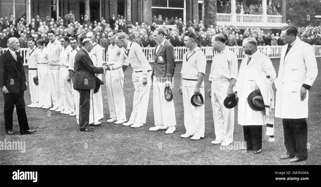 König George V., begleitet von Lord Cromer, dem Präsidenten des M.C.C, und Mr. R.E.S. Wyatt, dem Captain, schüttelt den englischen Kricketspielern bei Lord's die Hand. Von links nach rechts: Mr. C.F Walters, H. Sutcliffe, Mr. K Farnes, W. R. Hammond, L.E. G. Ames, G. Geary, H. Verity, W.E Bowes(shaking Hands), M.S Nichols (Twelve man), M. Leyland, E. Hendren, und die beiden Schiedsrichter, Hardstaff und Chester. Das Team gewann das erste Testspiel bei Lord's seit 1896. Datum: Juni 1934 Stockfoto