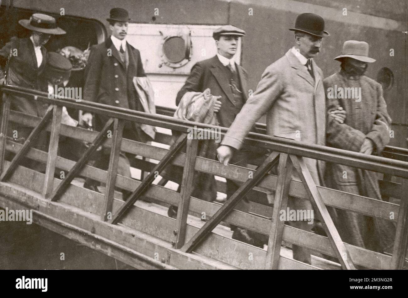 Dr. Hawley Harvey Crippen wird von Chief Inspector Walter Dew in Handschellen von der SS Megantic geführt. Crippen versuchte mit seiner Geliebten Ethel Le Neve nach Quebec, Kanada zu fliehen, indem er sich als Mr. Robinson und sein Sohn verkleidete. Der Kapitän des Schiffes wurde misstrauisch und alarmierte die Polizei in London über das Schiffsradio. Datum: 1910 Stockfoto