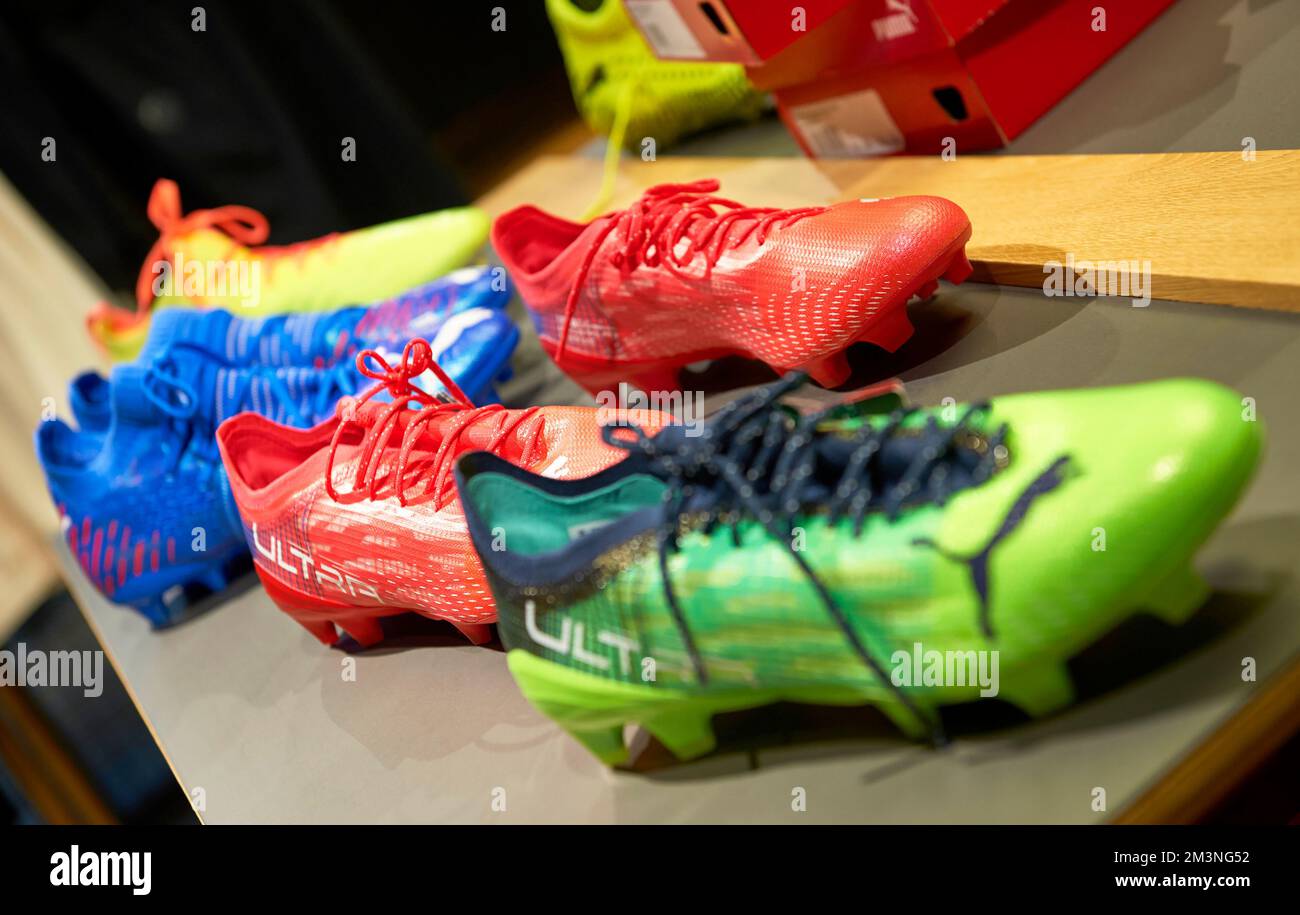 Profi-Fußballschuhe im Fanshop des FC Borussia Dortmund erhältlich Stockfoto